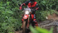 Tekstur tanah yang dilalui perlahan mulai berganti ke tanah gembur sejauh berpuluh kilometer. Jalanan yang hanya bisa dilewati motor ini sangat menantang detikOto untuk membuktikan handling dan torsi dari All New Honda CRF150L. Foto: Dok. Astra Honda Motor