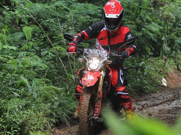 Terabas Hutan Pakai Motor Trail