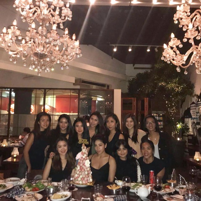 Dwina Michaella bersama genknya merayakan ulang tahunnya di sebuah kafe. Tampak kue ulang tahunnya berbentuk tumpukan macaroon. Foto: Dok. Instagram, Facebook