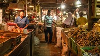 Pasar Senen Blok VI juga memiliki area yang menjual sayur-mayur.