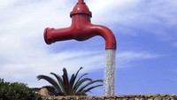 Foto: Pulau Menorca di Spanyol punya air mancur yang bagai sulap. Sekilas keran yang mengeluarkan air mancur seperti melayang. Padahal ada pipa penyangga di balik derasnya air yang mengalir (Sarah Cocke/CNN)