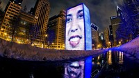 Foto: Air mancur di Chicago, AS yang bernama Crown Fountain dipadu dengan layar LED raksasa (Adam Alexander photography/CNN)