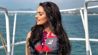 Manushi jug sempat berwisata naik speedboat di China. Sambil mengenakan jaket pelampung, Manushi tampak sungguh menikmatinya (@manushi_chhillar/Instagram)