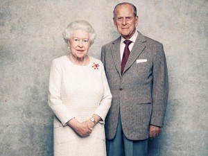 Ratu Elizabeth II Habiskan Lebih dari Rp 1/2 M untuk Kado Natal Staf Istana