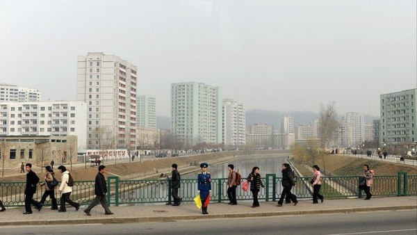 Kalau foto ini menggambarkan seorang polisi yang berjaga-jaga di saat warganya berjalan di sebuah jalan di Pyongyang (AFP)