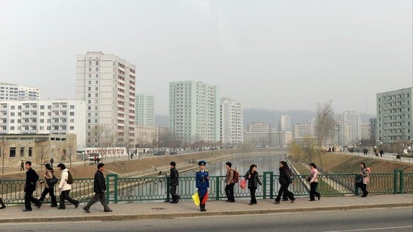Kalau foto ini menggambarkan seorang polisi yang berjaga-jaga di saat warganya berjalan di sebuah jalan di Pyongyang (AFP) Kalau foto ini menggambarkan seorang polisi yang berjaga-jaga di saat warganya berjalan di sebuah jalan di Pyongyang (AFP)