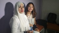 Sarita Abdul Mukti dan sang putri Shafa, juga turut memancing perhatian atas pengakuannya sang suami direbut oleh Jennifer Dunn. Foto: Hanif Hawari/detikHOT