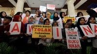 Bupati Indramayu, Anna Sophanah bersama Rohika Kuniadi Sari, Asdep Pengasuhan Hak Anak Atas Pengasuhan Keluarga dan Lingkungan Deputi Bidang Tumbuh Kembang KPPPA dan seluruh organisai dan lembaga yang terkait, mendeklarasikan Gerakan Bersama Stop Perkawinan Anak di Indramayu, Jawa Barat, Sabtu (18/11/2017).
