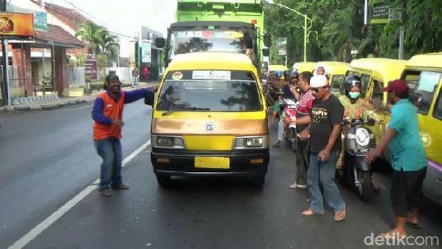 Sopir Angkot di Kota Probolinggo Demo Tolak Gojek