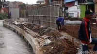 Sejak era kepemimpinan Ahok, rumah-rumah di bantaran sungai tersebut ditertibkan dan sungai Ciliwung pun kembali diperluas sebagaimana aslinya. Foto: Rachman Haryanto
