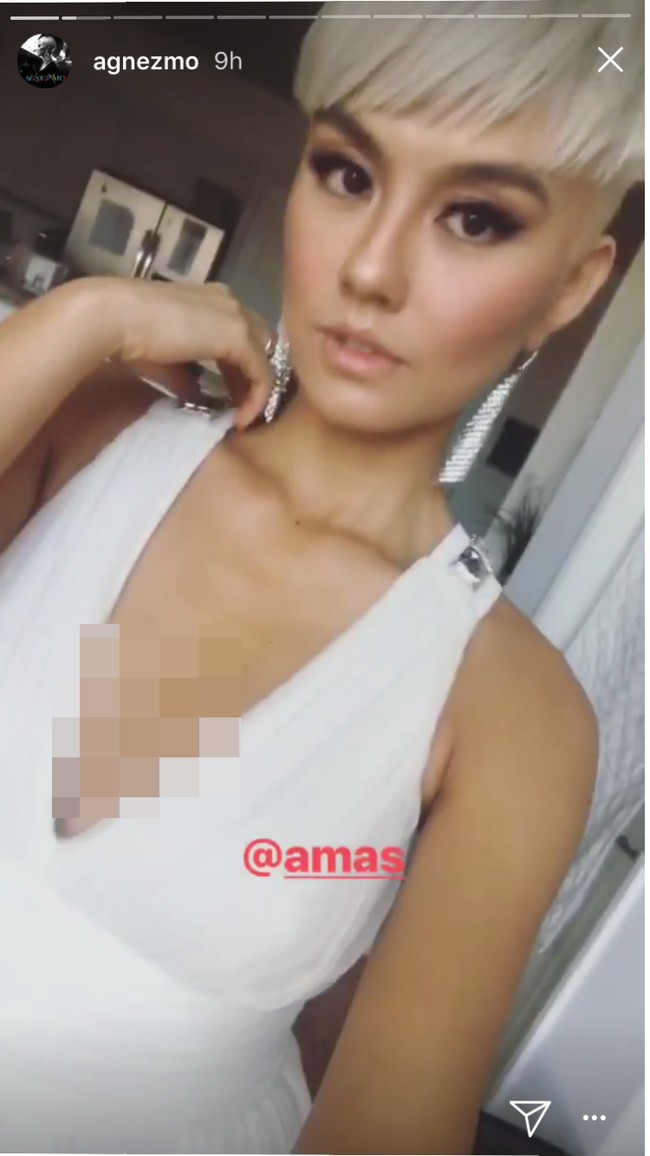 Agnez Mo sempat berbagi behind the scene kehadirannya di red carpet American Music Awards 2017. Melalui Instagram Stories, Agnez mengungkapkan dia melakukan potong rambut dadakan. Rambut pelantun ‘Long As I Get Paid’ tersebut hadir dengan  gaya baru, pixie-cut. Foto: Instagram