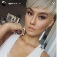 Agnez Mo sempat berbagi behind the scene kehadirannya di red carpet American Music Awards 2017. Melalui Instagram Stories, Agnez mengungkapkan dia melakukan potong rambut dadakan. Rambut pelantun ‘Long As I Get Paid’ tersebut hadir dengan  gaya baru, pixie-cut. Foto: Instagram