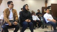 Aldi Taher sebelumnya mengungkapkan bahwa komunikasi yang buruk menjadi alasan dirinya bercerai. Tapi Aldi mengaku ingin tetap mempertahankan rumah tangganya. Foto: Aldi Taher dan sang istri di ruang sidang (Vey/detikHOT)