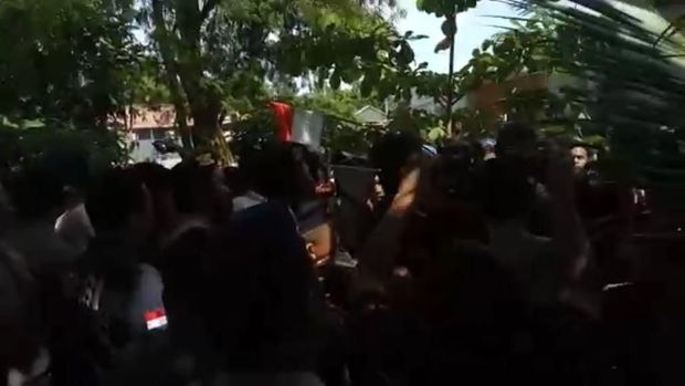 Warga yang protes terlibat dorong-dorongan dengan polisi.