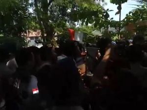 Video: Kericuhan Warga Pulau Pari dan Polisi soal Pemasangan Plang