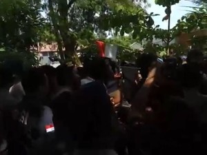 Video: Kericuhan Warga Pulau Pari dan Polisi soal Pemasangan Plang