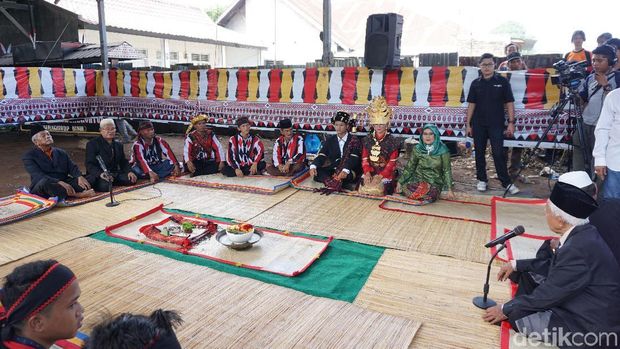 Simulasi prosesi 'Tapian Raya Bangunan'  / 