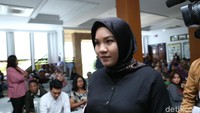 Georgia yang menggunakan pakaian serbahitam tampak tak mau digandeng oleh Aldi. Foto: Noel/Palevi