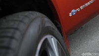 Peleknya menggunakan pelek alloy 5 palang yang terlihat seperti sebuah mobil keluaran Eropa. Dari samping mobil terlihat seperti sebuah mobil keluarga, tak lagi sebuah hatchback.