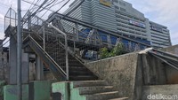 JPO Kampung Bandan pun masih minim penerangan. (Indra-detikcom)