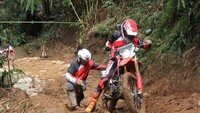 Perbedaan mesin yang dikatakan Honda pada Honda CRF150L ini, seperti piston berbeda dengan lapisan pada bagian atas, selain itu ada perlakuan berbeda hardner pada bagian dome-nya yang dikeraskan agar lebih kuat, karena mesin Honda CRF150L kan sering stop and go. Foto: Dok. Astra Honda Motor