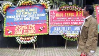 Salah satu karangan bunga bertuliskan selamat dan sukses atas kinerja KPK semoga KPK tetap tegak dan berdiri seperti tiang listrik