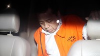 Novanto masuk ke mobil tahanan KPK.