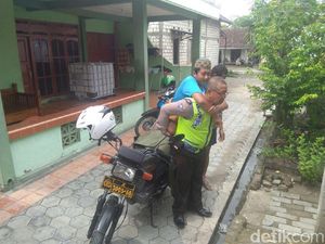 Keren! Polisi di Bojonegoro Ini Antar Jemput Pelajar Difabel