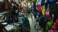 Salah satu area Pasar Senen Blok VI yang dipenuhi oleh tas-tas grosiran.