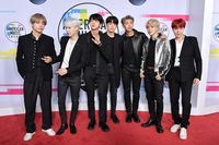 Kompak Pakai Saint Laurent, Boyband Korea BTS Curi Perhatian di AMAs 2017