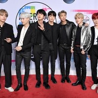 BTS tampil elegan di karpet merah mengenakan busana rancangan Anthony Vaccarello dari rumah mode Saint Laurent. Ketujuh personil ini pun tampak gagah dengan setelan serba hitam. Foto: Getty Images