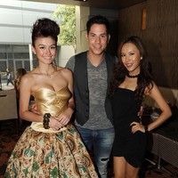 Ketika jumpa media sebelum menjadi host, Agnez mengenakan gaun tube emas dengan rok batik. Ia membuat gayanya lebih edgy dengan memadukannya bersama sepatu boots. Foto: Dok. Getty Images