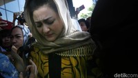 Istri Setya Novanto, Deisti Astriani Tagor menjalani pemeriksaan sebagai saksi terkait kasus korupsi e-KTP di gedung KPK, Jakarta, Senin (20/11/2017). (Foto: Hasan Alhabshy)