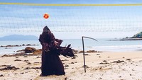 Pada intinya, ikon The Grim Reaper sangat erat kaitannya dengan kematian. Maka dari itu, makhluk ini dijadikan ikon agar para pengunjung pantai, khususnya laki-laki muda selalu ingat akan risiko yang dihadapi ketika bermain di laut. Hati-hati ya traveler! (iamtheswimreaper/Instagram)