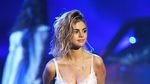 Selena Gomez Tampilkan Kecelakaan Mobil di AMAs, Ikutan Meme Setnov?