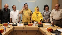 Ketua Dewan Pakar Golkar Agung Laksono memimpin rapat di DPP Golkar, Jl Anggrek Neli, Jakarta, Senin (20/11).