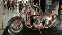Menjaga performa saat dikendarai, Volkswagen Motorcycles ditopang fork depan teleskopik 41mm hardchrome dari Mid USA serta bagian belakang ohlins adjustable. Dok Kustomfest. 