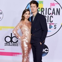 Violetta Komyshan memakai tren naked dress untuk ajang ini. Walau tren, namun dalaman bodysuit putih bukanlah padanan yang tepat. Foto: Dok. Getty Images