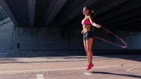 Skipping atau melompat memang bisa menjadi salah satu latihan terbaik untuk membakar kalori dalam waktu singkat. Namun, sayangnya ini merupakan cobaan bagi wanita berpayudara besar. Foto: Thinkstock