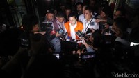 Novanto keluar dari dalam gedung KPK dengan didampingi oleh beberapa petugas keamanan.