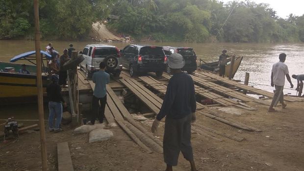 Jalan Nasional Terputus, Warga Aceh Dulang Rezeki Sewakan Rakit