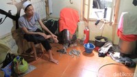 Di rumah terapi milik Yayan ada empat kotak leuhang yang setiap dua kotak leuhang itu di simpan di sebuah ruangan. Sebelum melakukan leuhang, beberapa asisten Yayan menyiapkan rempah-rempah ke dalam panci yang dididihkan menggunakan kompor gas di ruangan berbeda, sembari mengatur temperatur uap (Wisma/detikTravel)