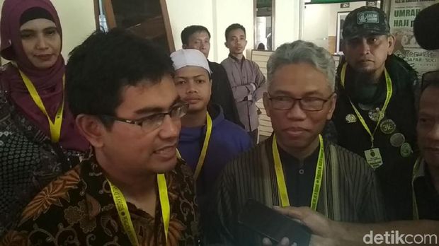  Buni Yani (kanan) dan pengacaranya di PN Bandung, Senin (20/11/2017)