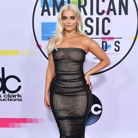 Bebe Rexha dengan gaun straplessnya membuat tampilannya terkesan vulgar dan tak elegan. Foto: Dok. Getty Images