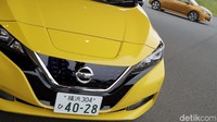 Grillenya memiliki ornamen berwarna biru pada kisi-kisinya menandakan indikasi kalau ini adalah mobil listrik yang ramah lingkungan.
