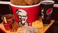 Bukan KFC bucket sungguhan. Tapi ini adalah cake ulang tahun yang mirip sekali dengan penyajian KFC. Tidak hanya ayam goreng yang ditaruh dalam ember, tapi juga minuman bersoda dan aneka sambal serta kentang goreng mirip sungguhan. Foto: Tiers of joy
