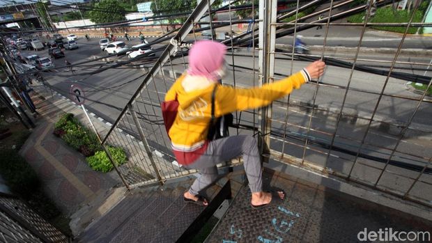 Sebelumnya, warga harus merayap saat melintas JPO ini