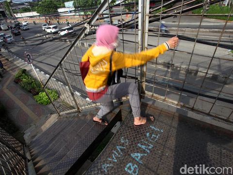 Bina Marga dan Dishub 'Saling Lempar' soal JPO Bolong Kampung Bandan