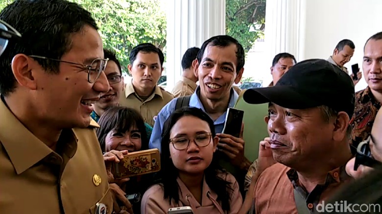 PKL Kota Tua Curhat ke Sandi, Minta Jam Operasional Dilonggarkan PKL Kota Tua Curhat ke Sandi, Minta Jam Operasional Dilonggarkan