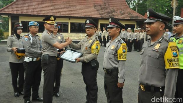 Kapolres Bojonegoro memberi penghargaan ke Aiptu Zainal/
